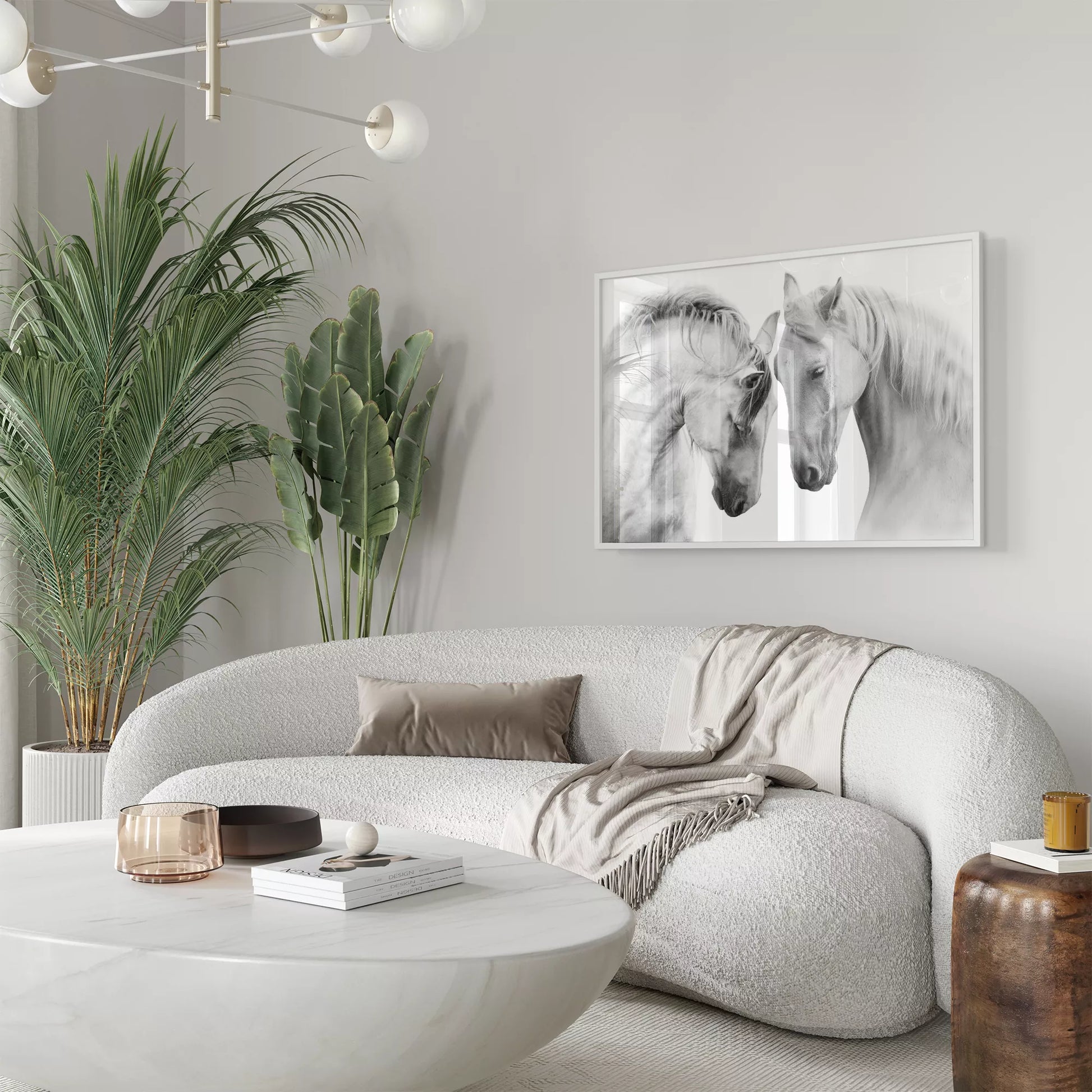 優美な2頭の白馬のモノクロポートレート