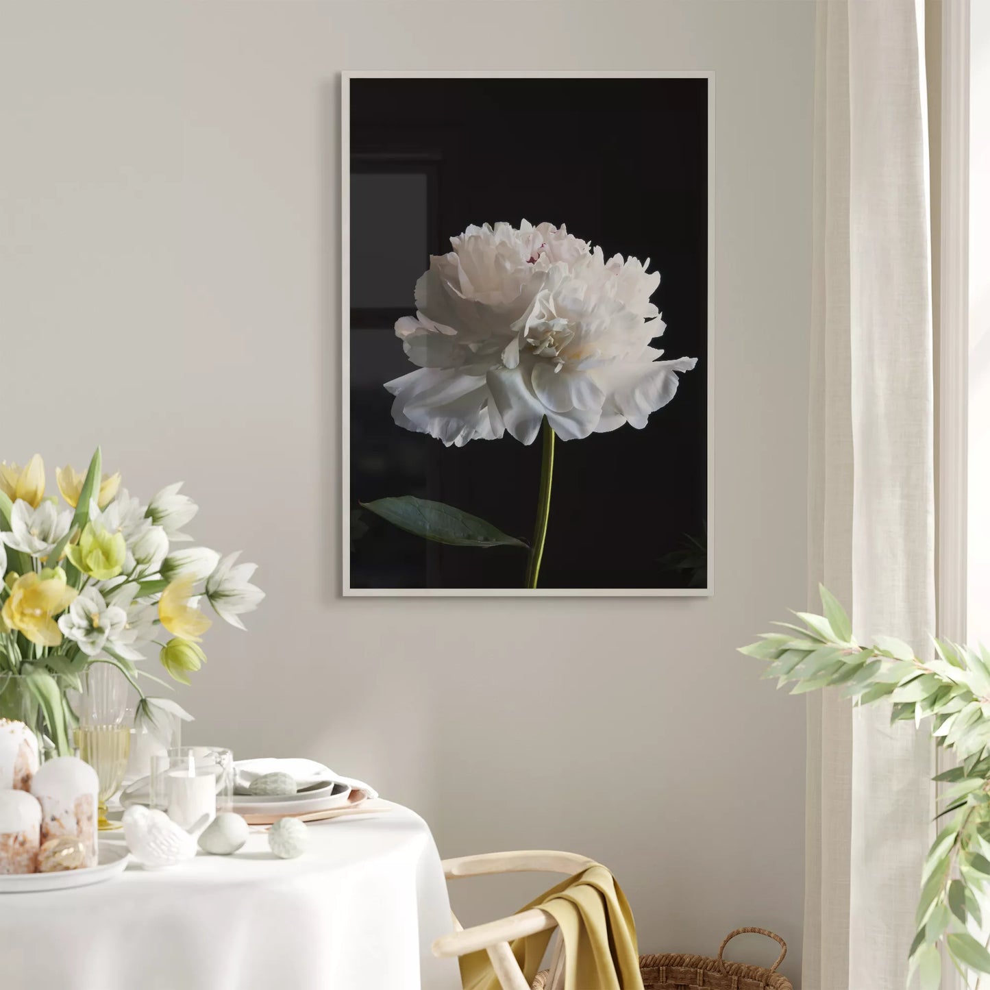 黒背景に咲く純白の牡丹の花 モダンでミニマルなボタニカルアート