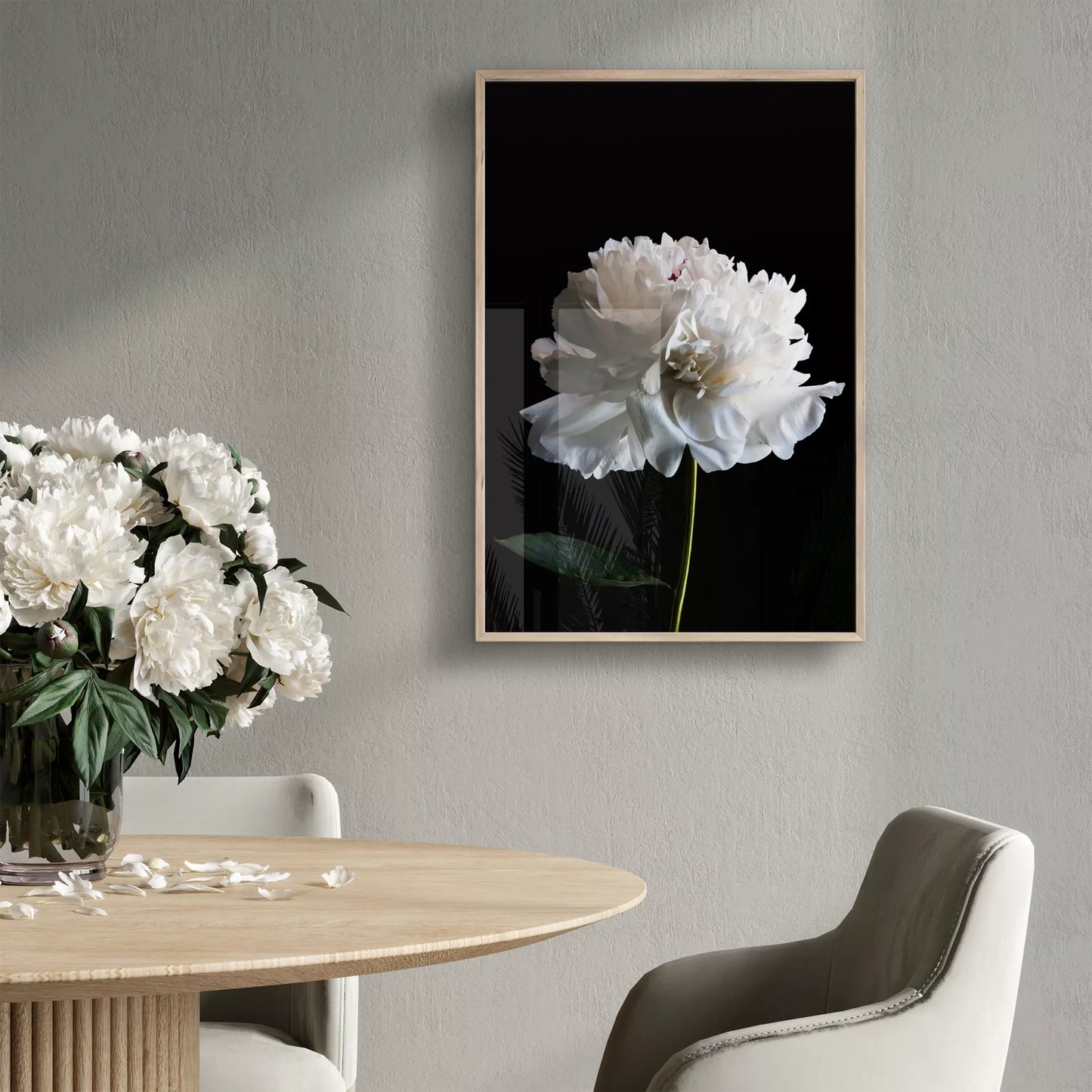 黒背景に咲く純白の牡丹の花 モダンでミニマルなボタニカルアート