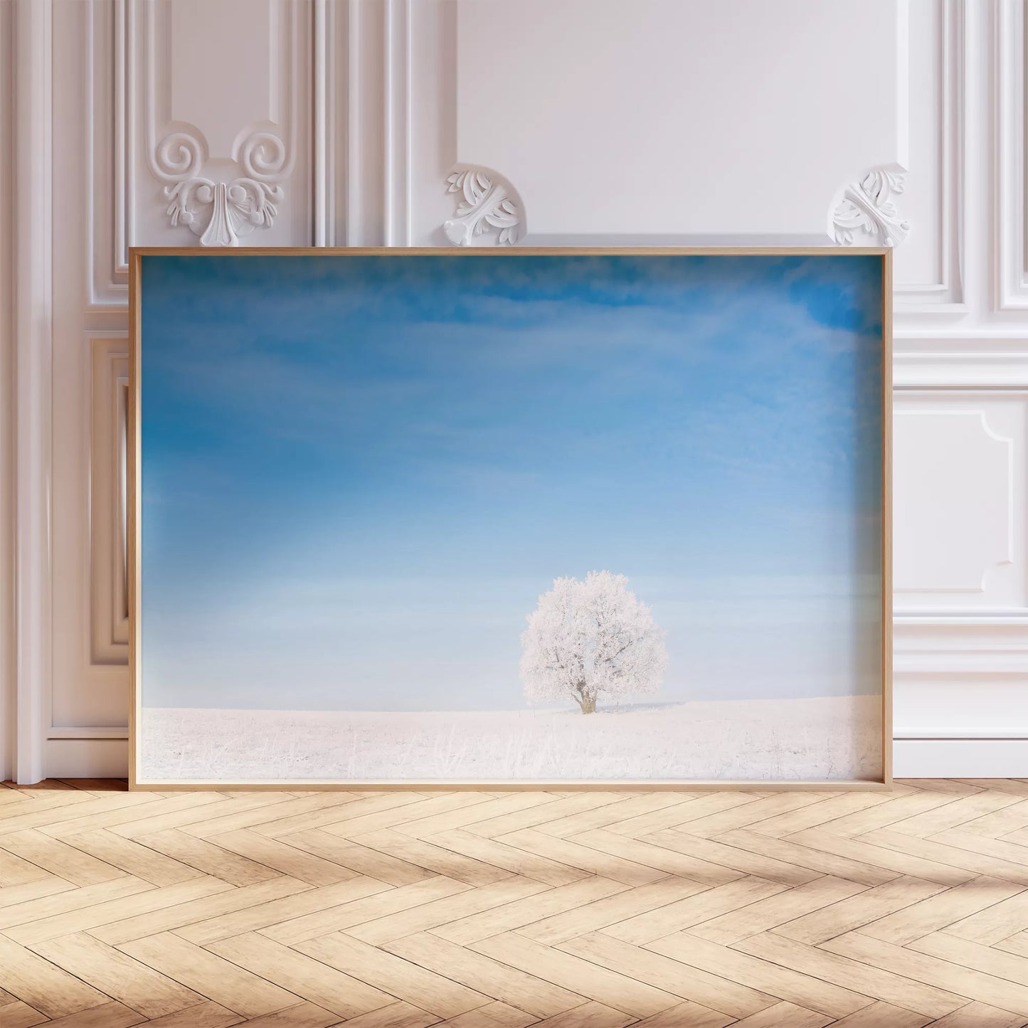 雪原に佇む霜降りの一本木と澄み切った青空の冬景色