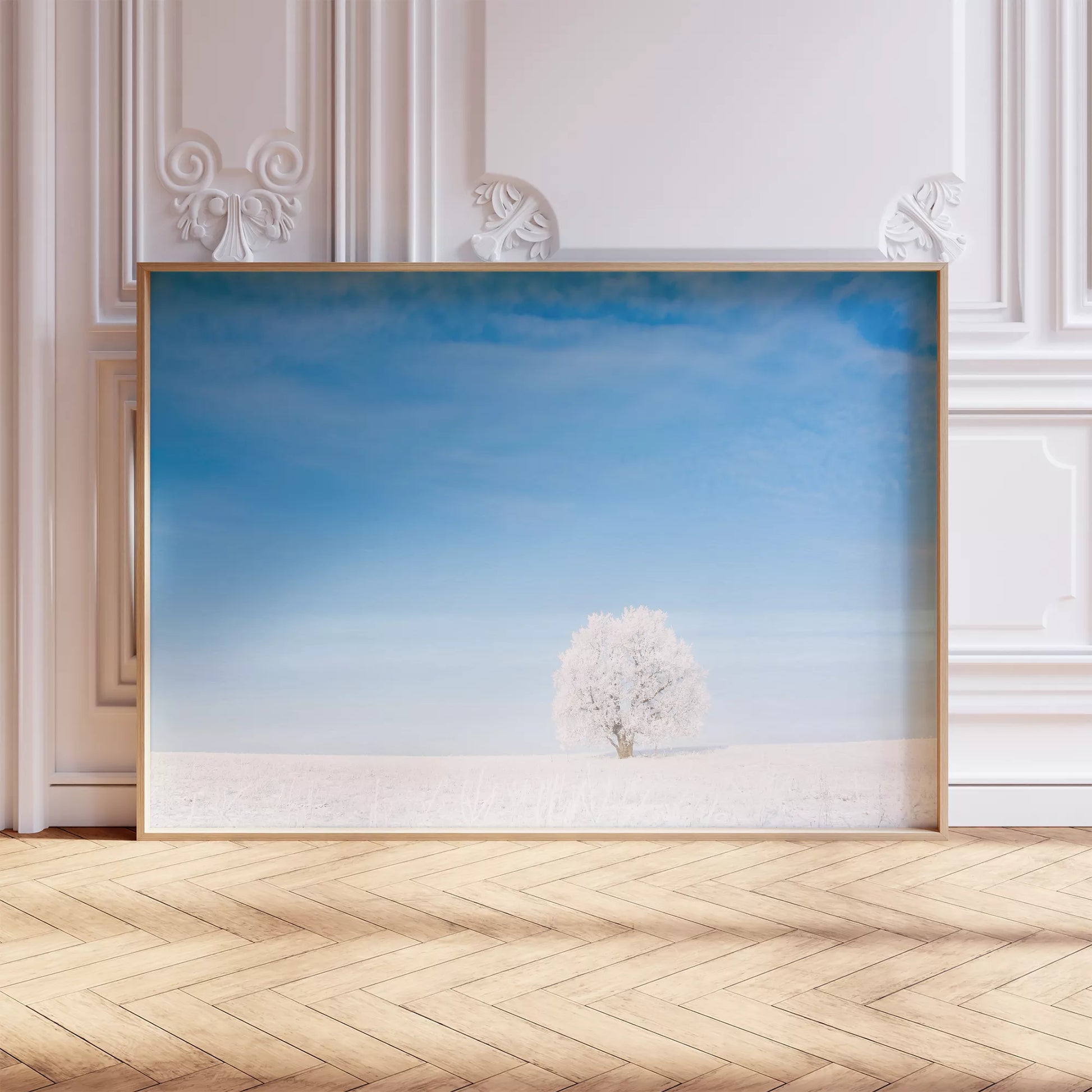 雪原に佇む霜降りの一本木と澄み切った青空の冬景色