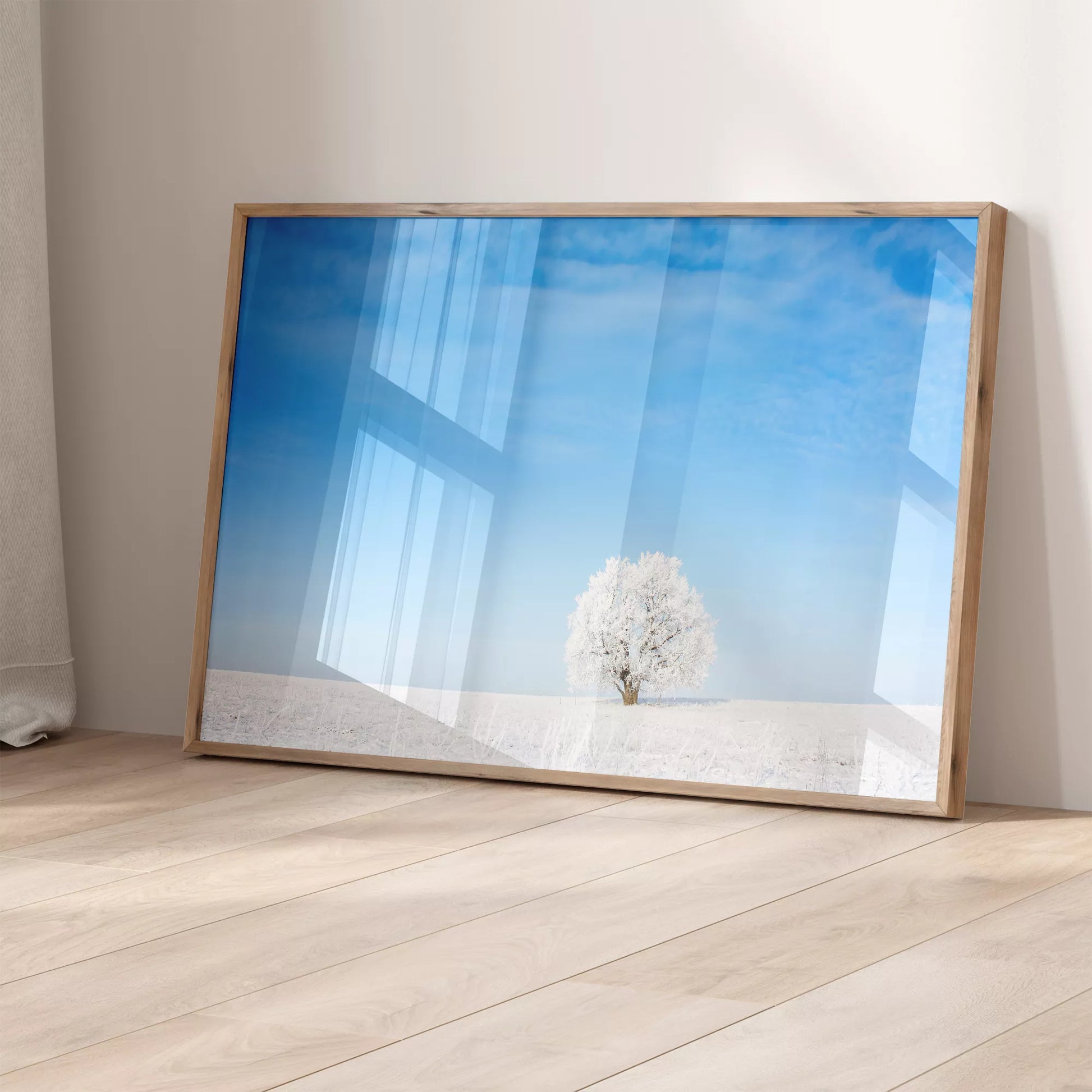 雪原に佇む霜降りの一本木と澄み切った青空の冬景色