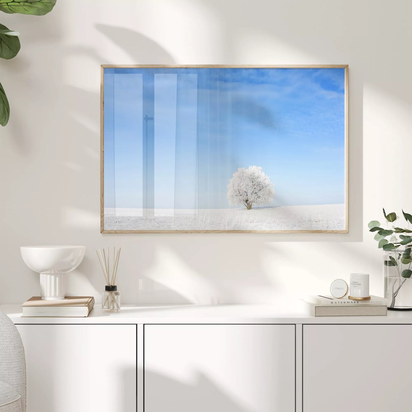 雪原に佇む霜降りの一本木と澄み切った青空の冬景色