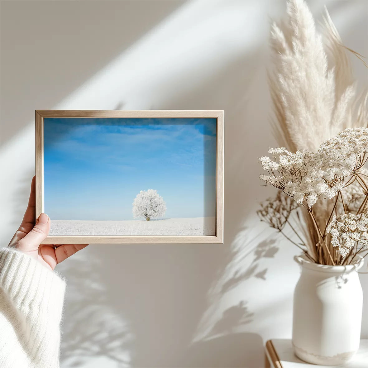 雪原に佇む霜降りの一本木と澄み切った青空の冬景色