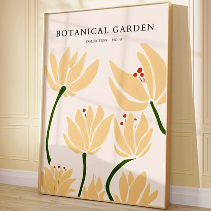 淡い色の壁の前にイエローの大きな花と緑の茎を描いたポスターを飾ったイメージ