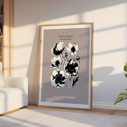 日差しの入るソファの上に飾った白黒の花のアートポスター