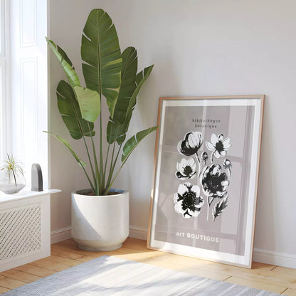 観葉植物と窓のある部屋に飾ったグレージュのアートポスター