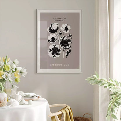 チューリップを飾ったダイニングに合わせた白黒の花のボタニカルアート