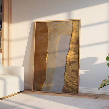 白いソファと本棚のある部屋で窓の光を受けて立て掛けた抽象画ポスター