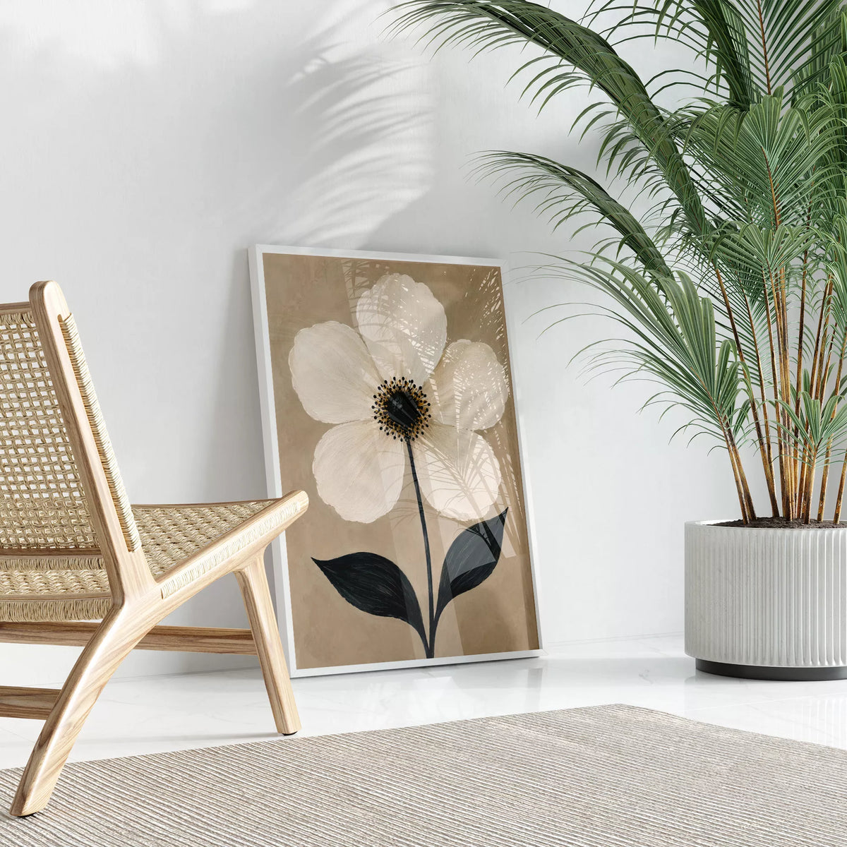 ヤシの鉢植えと木製チェアに合わせた、トープ背景の白い花のアート