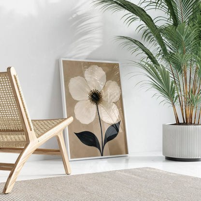 ヤシの鉢植えと木製チェアに合わせた、トープ背景の白い花のアート