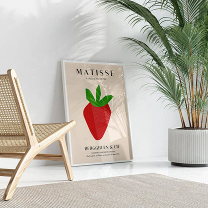 ラタン調の椅子と大きな観葉植物の横に置いた、いちごのポスター