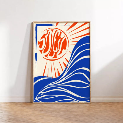 クリーム色の背景にオレンジの太陽と青い波、SOLEILの文字を描いたアートポスター