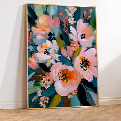 木の床に立て掛けたピンクの花のアートポスターの斜めからの展示例