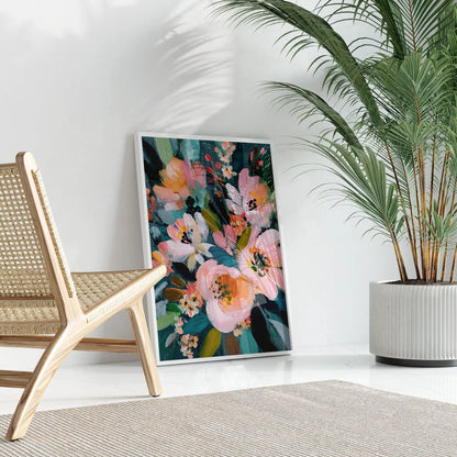 ラタンチェアと観葉植物のそばに立て掛けたピンクの花のアートポスター