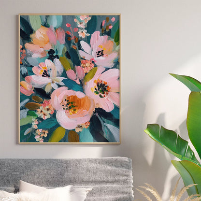 グレーのソファ上の壁に飾ったピンクの花とティールの葉のアートポスター