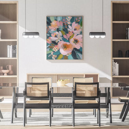 木製収納とガラステーブルのあるダイニングに飾ったピンクの花のアートポスター