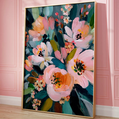 ピンクの壁面に飾ったピンクの花と深緑の葉のアートポスター