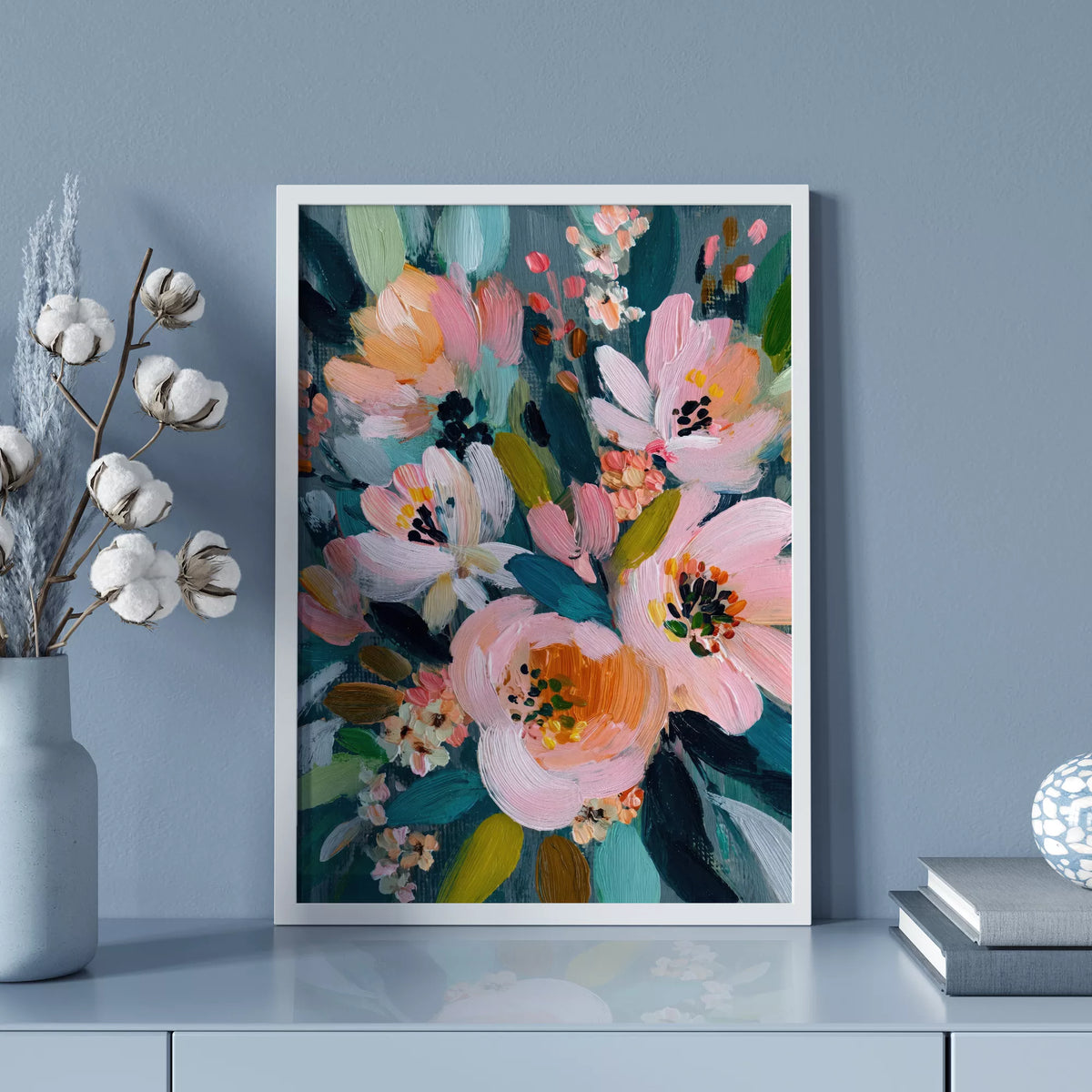 ブルーグレーの壁とキャビネットに合わせたピンクの花のアートポスター