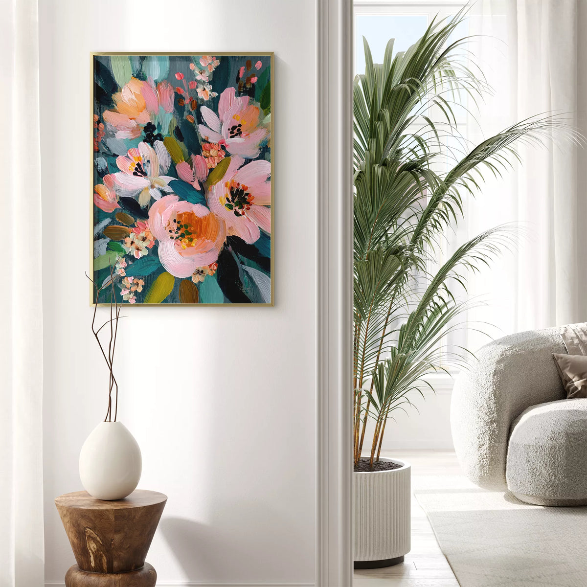 観葉植物のある明るい空間の壁面に飾ったピンクの花のアートポスター