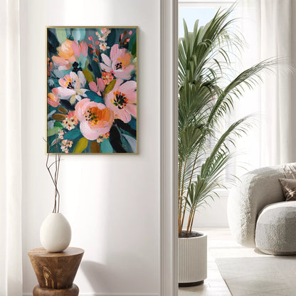 観葉植物のある明るい空間の壁面に飾ったピンクの花のアートポスター