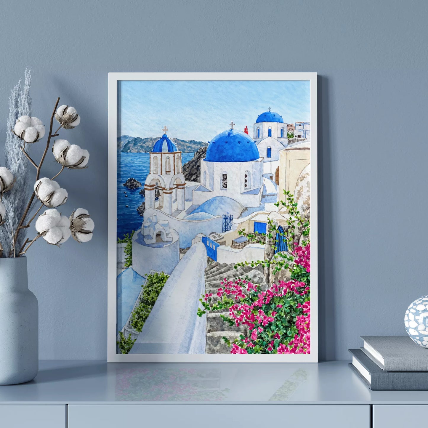 青いドームと白い建物、海とブーゲンビリアを描いたサントリーニの水彩風景画