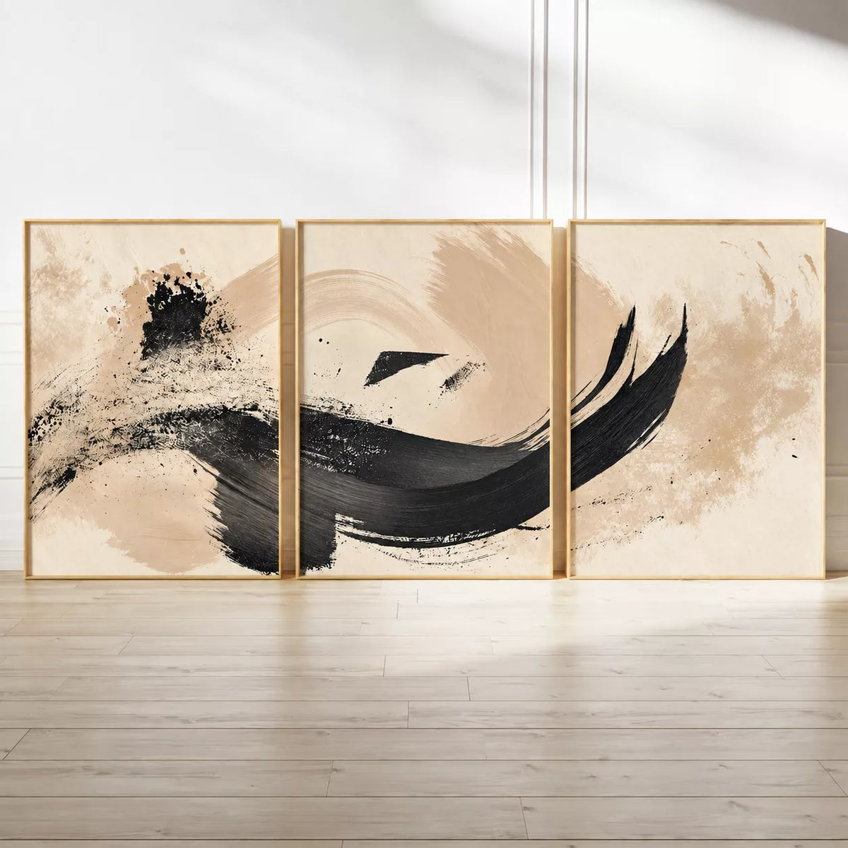 ベージュの背景に黒の飛沫や曲線を描いた抽象画3枚セットの額装イメージ