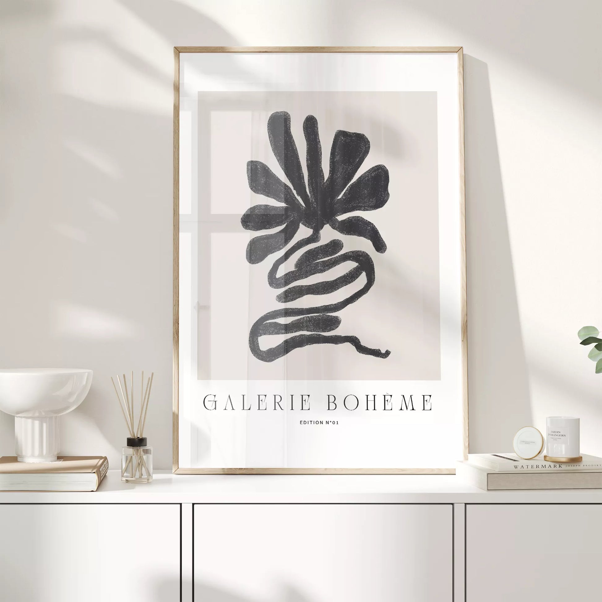 抽象的な黒い花のようなデザインのモダンなアートポスター