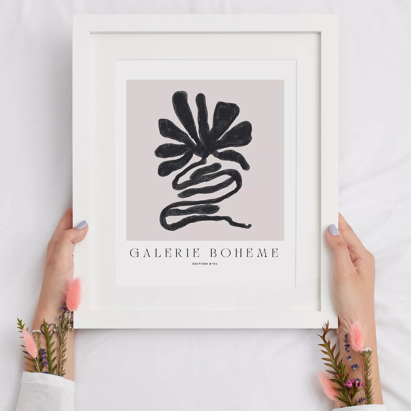 抽象的な黒い花のようなデザインのモダンなアートポスター