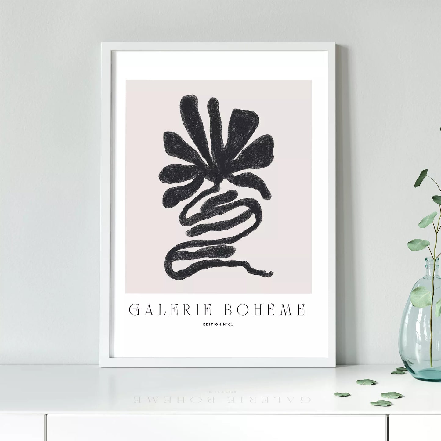 抽象的な黒い花のようなデザインのモダンなアートポスター