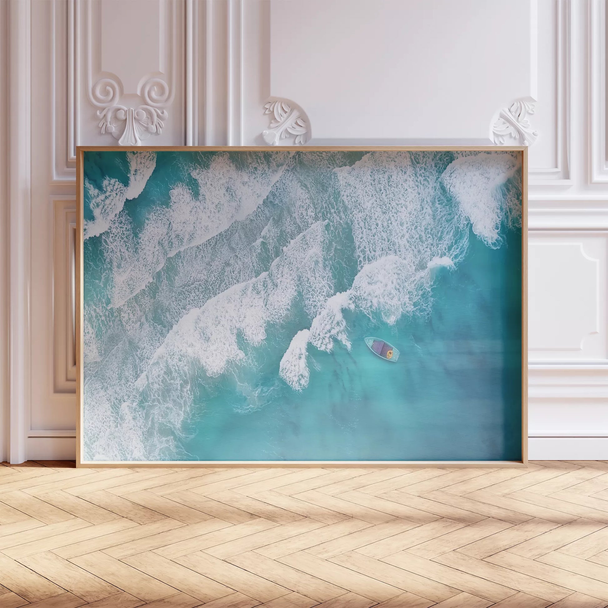 エメラルドブルーの海と白波、静かに浮かぶ小舟の空撮アート