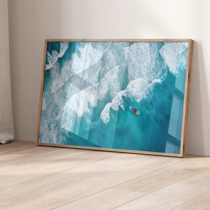 エメラルドブルーの海と白波、静かに浮かぶ小舟の空撮アート