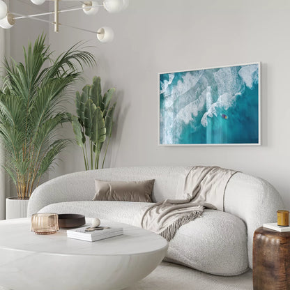 エメラルドブルーの海と白波、静かに浮かぶ小舟の空撮アート