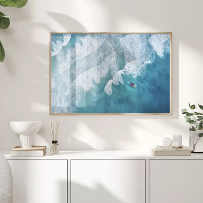 エメラルドブルーの海と白波、静かに浮かぶ小舟の空撮アート