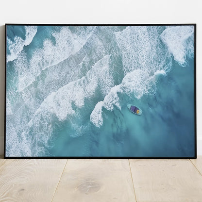 エメラルドブルーの海と白波、静かに浮かぶ小舟の空撮アート