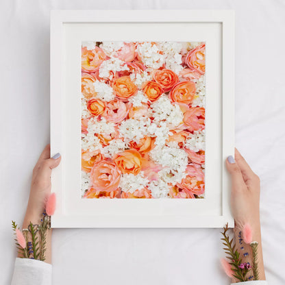 サンゴ色のバラと白い紫陽花の優雅な花束アートプリント