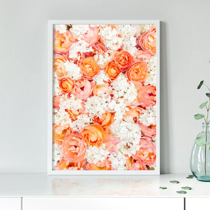 サンゴ色のバラと白い紫陽花の優雅な花束アートプリント