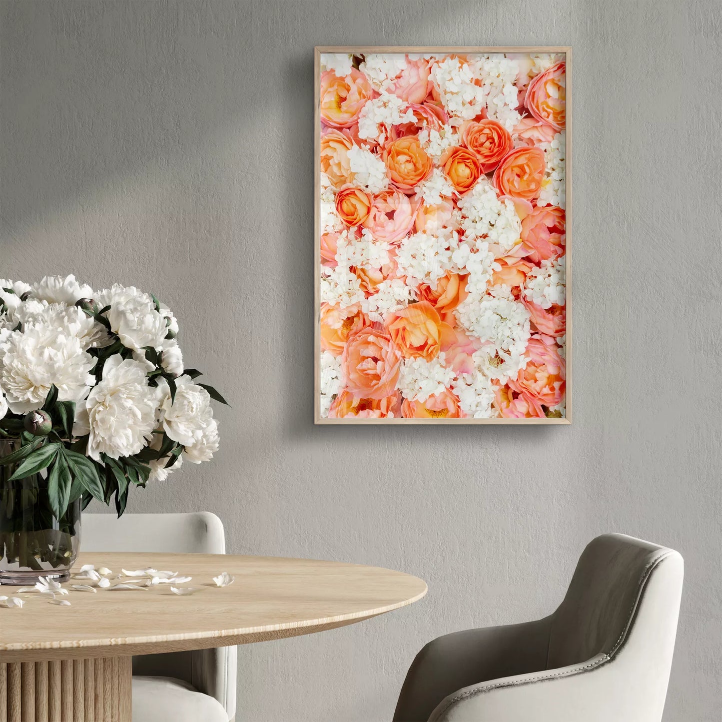 サンゴ色のバラと白い紫陽花の優雅な花束アートプリント