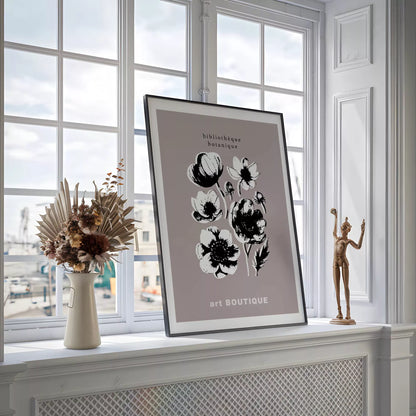 ドライフラワーを置いた窓辺に飾った白黒の花のボタニカルアート