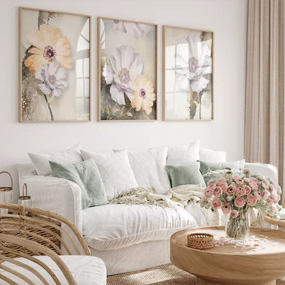 優美な水彩画風の白とアプリコット色の花のトリプティックアート