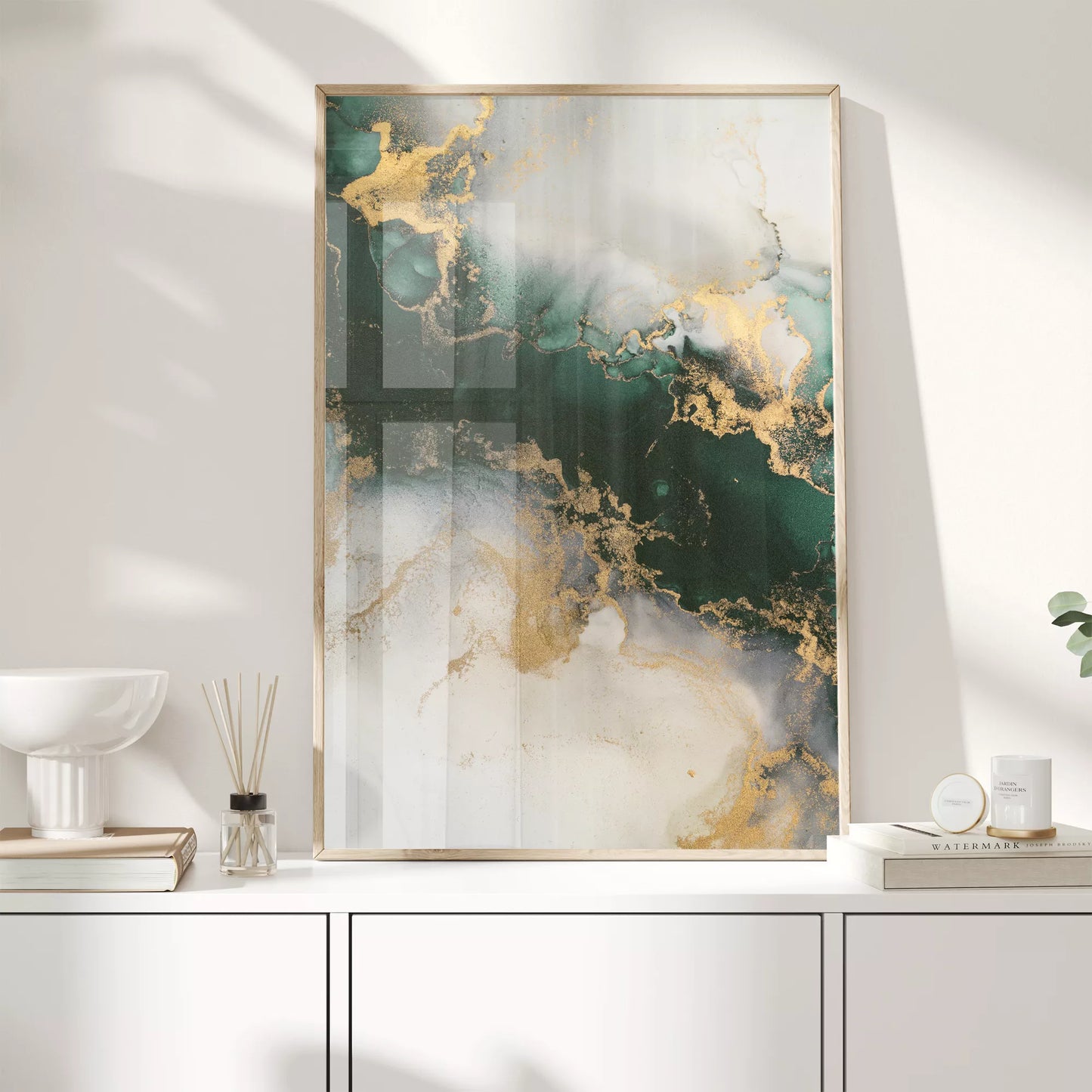 深い緑と金の大理石風抽象アート、モダンなインテリアデザイン