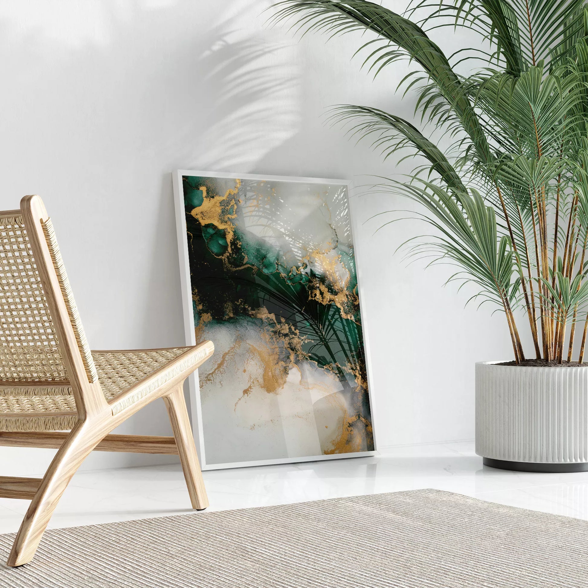 深い緑と金の大理石風抽象アート、モダンなインテリアデザイン