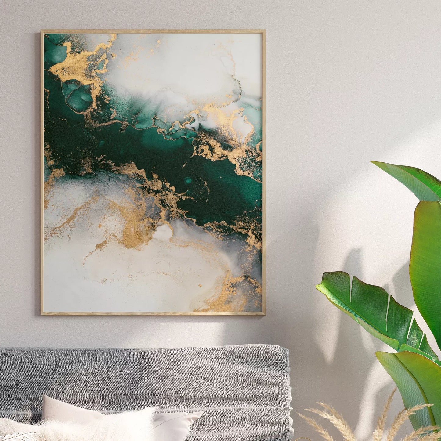 深い緑と金の大理石風抽象アート、モダンなインテリアデザイン