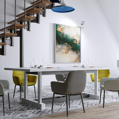 深い緑と金の大理石風抽象アート、モダンなインテリアデザイン