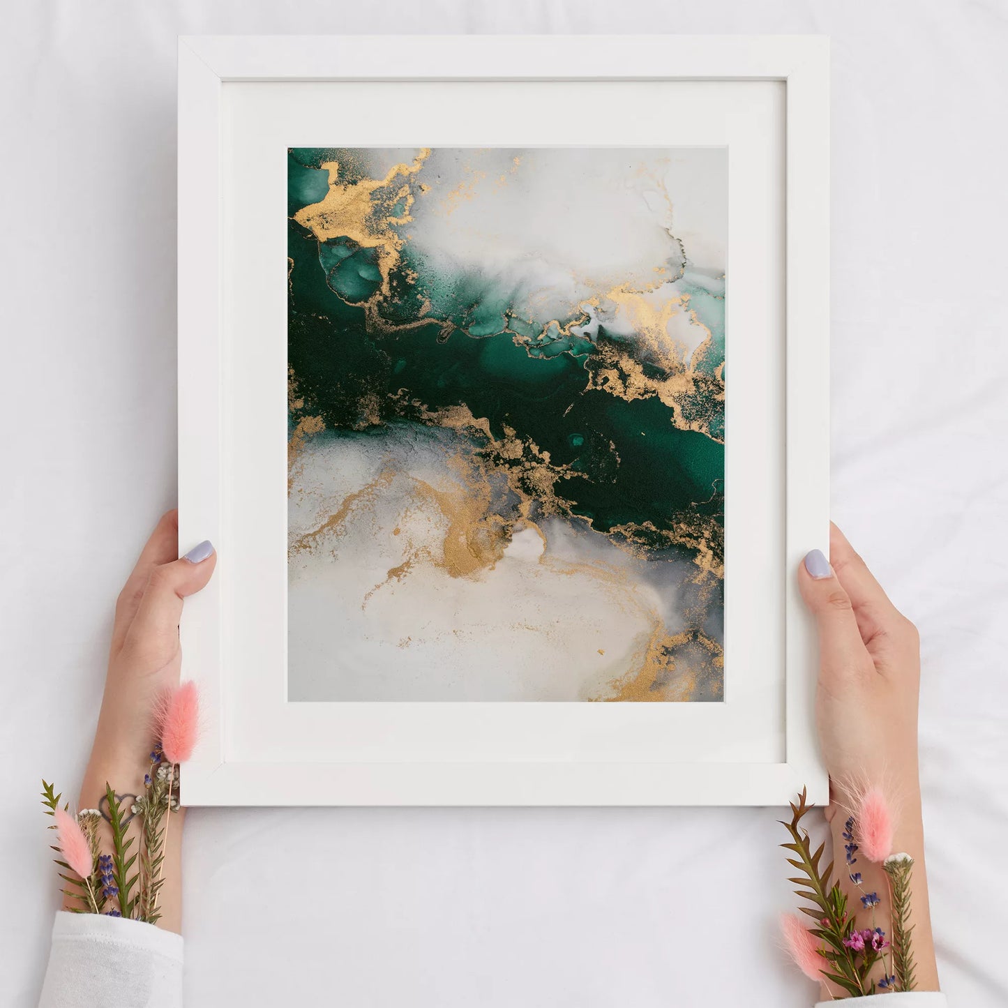 深い緑と金の大理石風抽象アート、モダンなインテリアデザイン