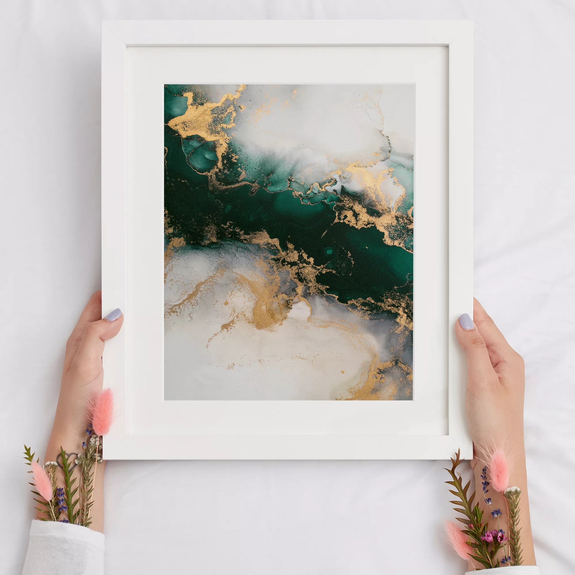 深い緑と金の大理石風抽象アート、モダンなインテリアデザイン