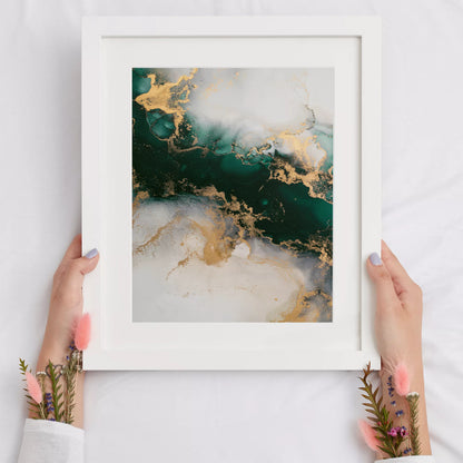 深い緑と金の大理石風抽象アート、モダンなインテリアデザイン