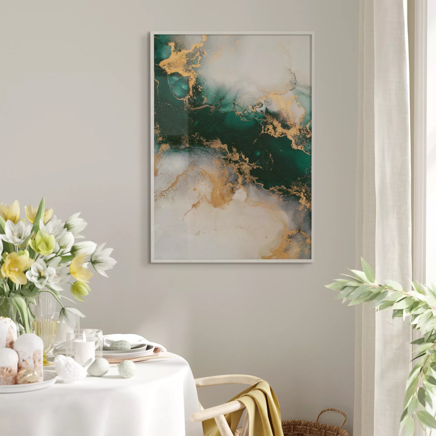 深い緑と金の大理石風抽象アート、モダンなインテリアデザイン