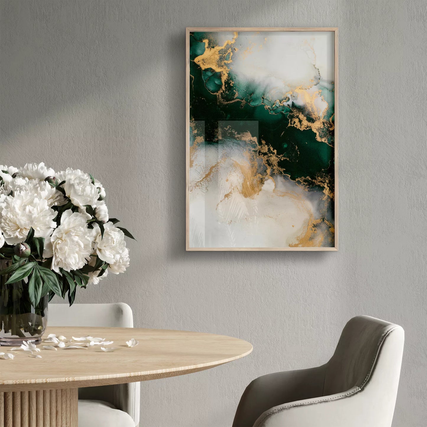 深い緑と金の大理石風抽象アート、モダンなインテリアデザイン