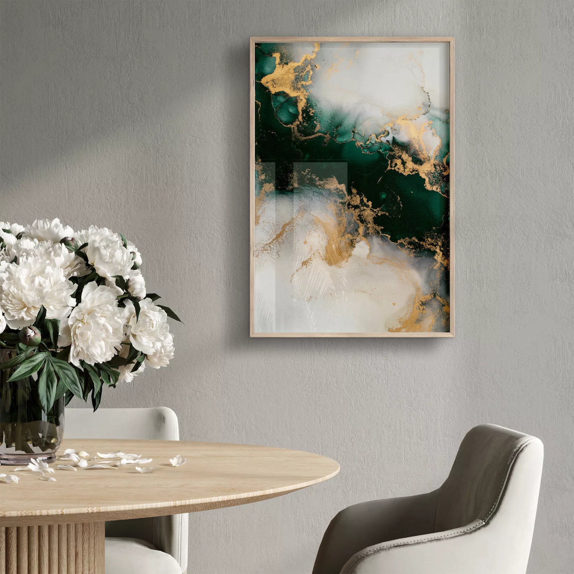 深い緑と金の大理石風抽象アート、モダンなインテリアデザイン